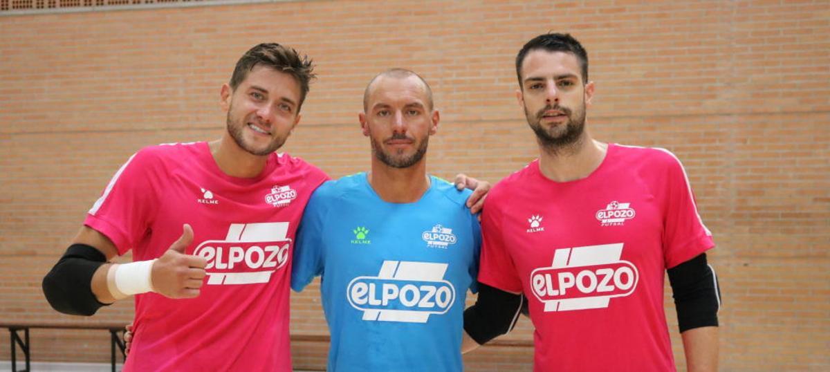 Arrivi, en el centro, entre Carlos Espíndola y Fede