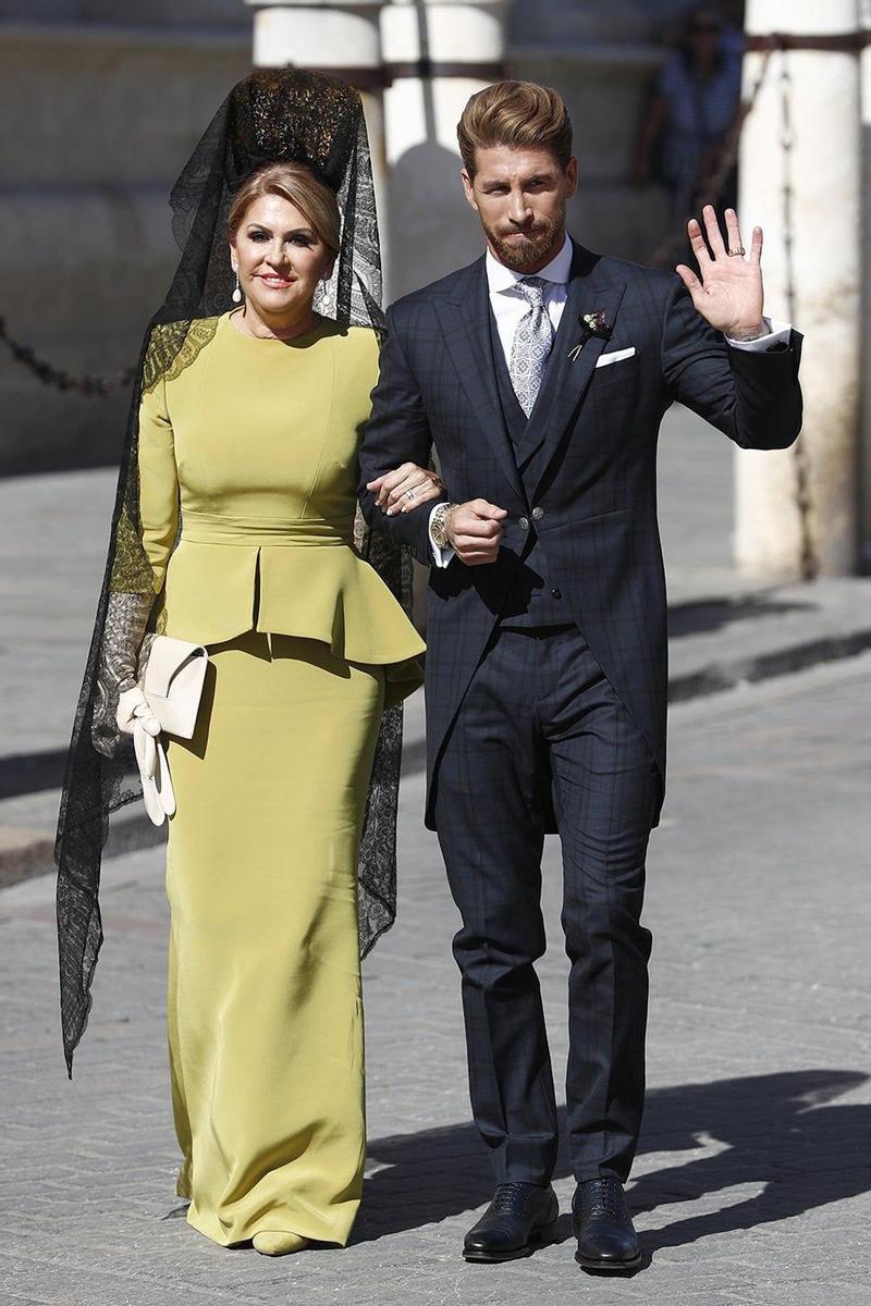 Así de guapo ha llegado Sergio Ramos, con su madre, a la catedral de Sevilla