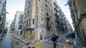 Obras en la calle Doctor Giné i Partagàs, en el barrio de la Barceloneta, en Barcelona.