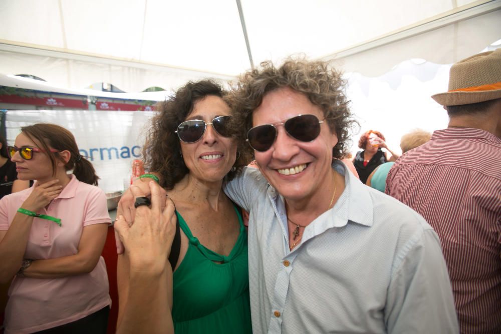 La redactora de Cultura de INFORMACIÓN Cristina Martínez, con el peluquero José Palmás.