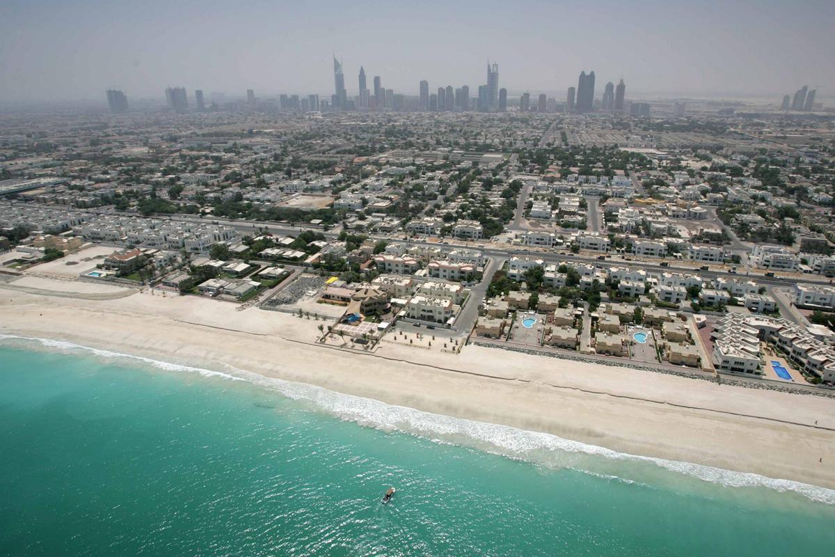 Vista aérea la extensión de la playa de Jumairah, barrio residencial para las clases adineradas de Dubai.