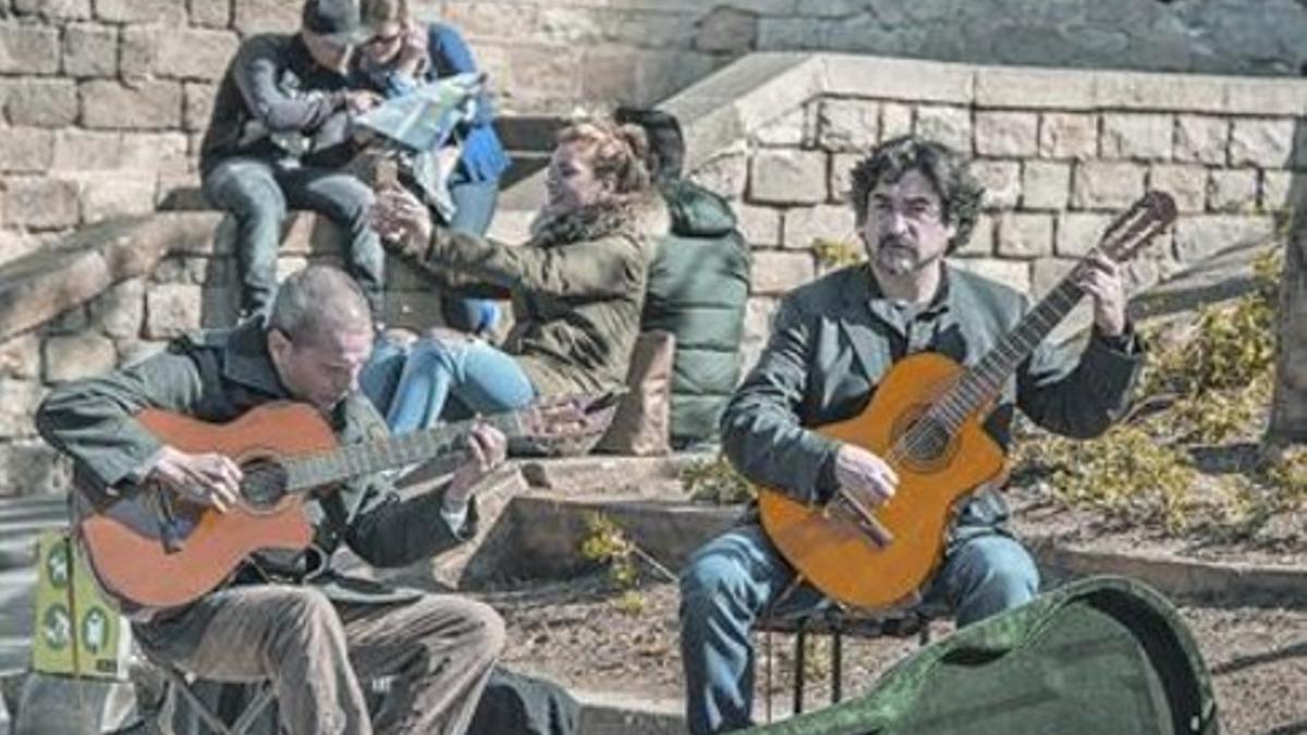 A cuatro manos 3 Matteo Queseno y Alberto Stocker (derecha) interpretan sus temas en la avenida de la Catedral, uno de los puntos más cotizados por su atractivo turístico.