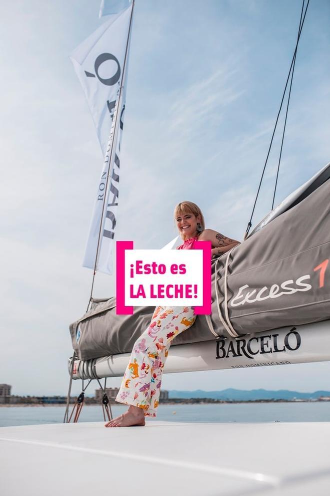 Alba Reche posando en el barco de Ron Barceló