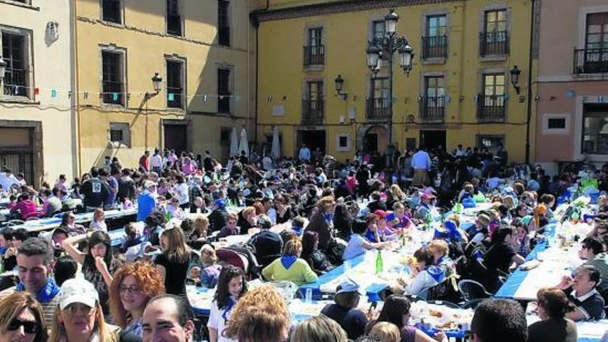 La plaza de Carlos Lobo, durante una pasada Comida en la Calle.