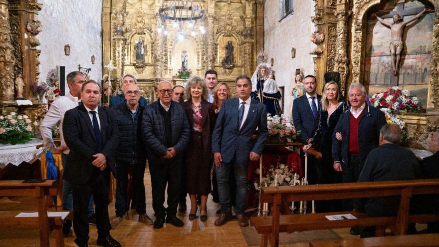 Autoridades asisten a una de las misas de las fiestas de Benegiles. | CEDIDA