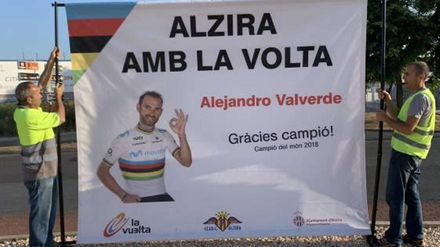 Instalación, ayer, de la pancarta que homenajea a Valverde.