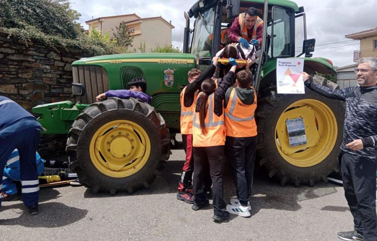 Simulacro con un tractor que atropella a nueve personas