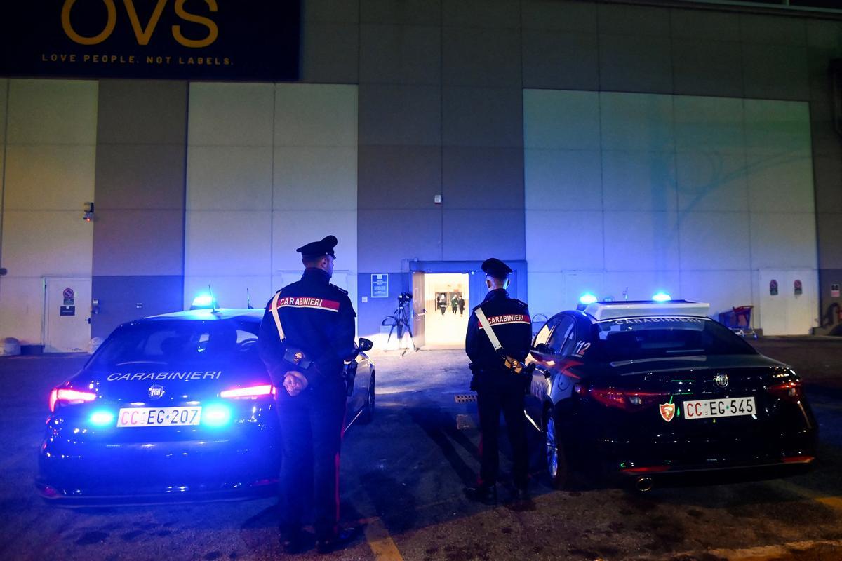 Policías en el centro comercial donde se produjo el ataque.