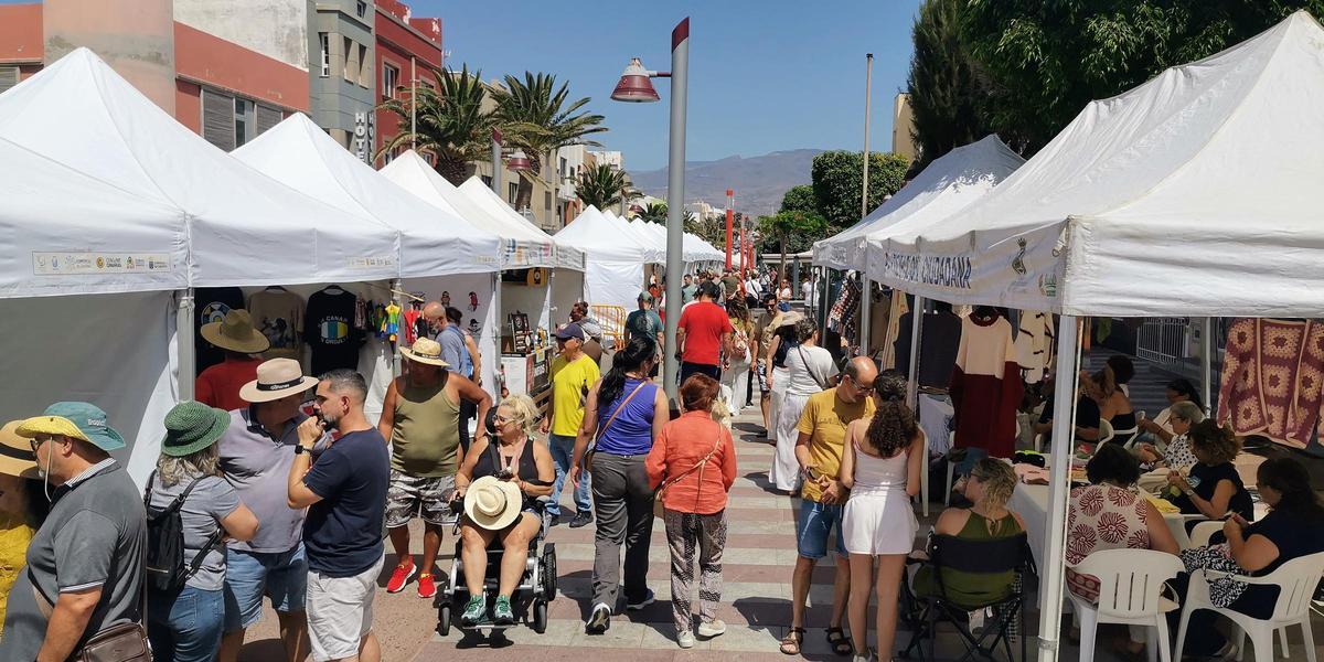 La Feria Brisa Marina reúne en Arinaga a miles de personas en torno al comercio local