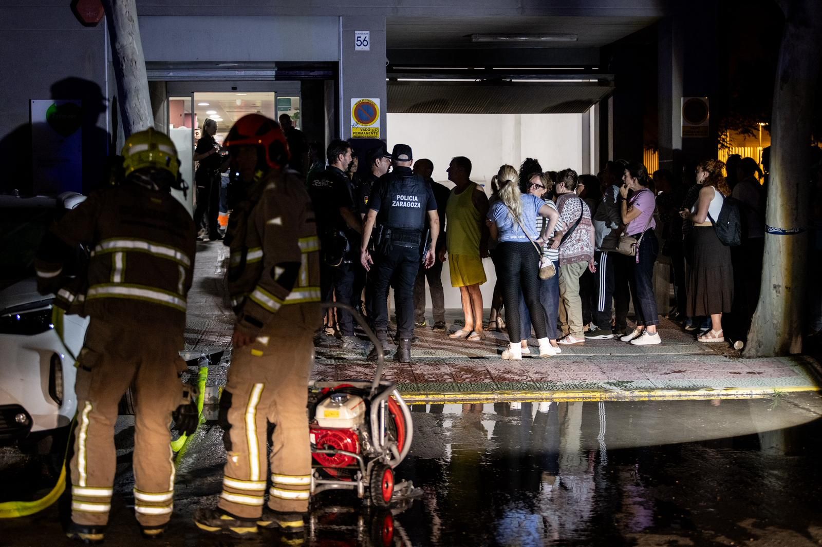 En imágenes | Desalojada la residencia Zalfonada de Zaragoza por un incendio