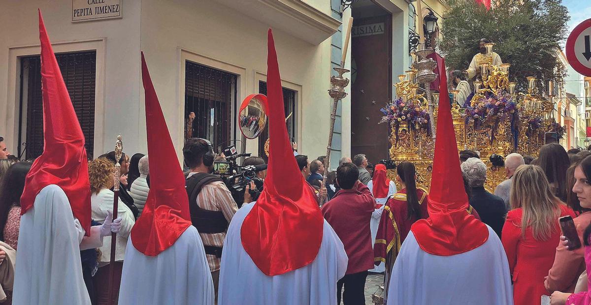 El paso del Huerto, a su salida del oratorio de la parroquía de la Purísima.