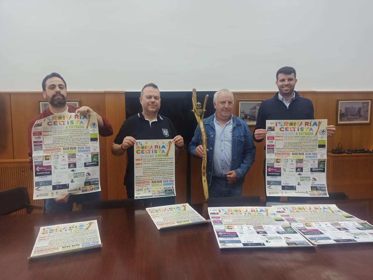 El presidente de la peña, Nito, con el "bastón de mando" de la Romería Celtista.