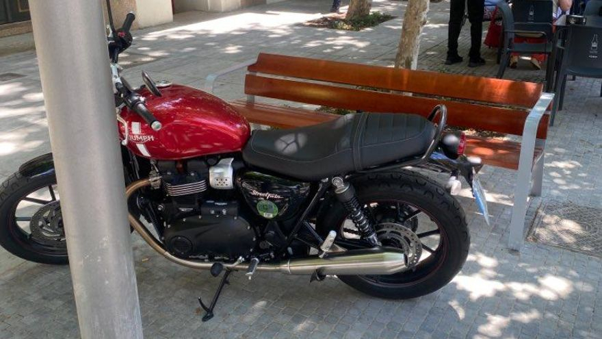 Una moto mal aparcada