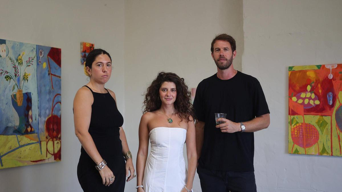 Sarah Suco Torres, promotora de Can Garita; la artista Miriam Dema; y Jurjen van Hulzen, fundador de Ibiza Interiors.