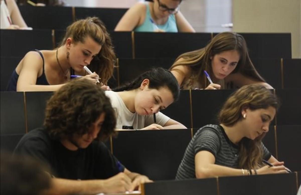 Pruebas de acceso a la universidad en un aula de la UPF.