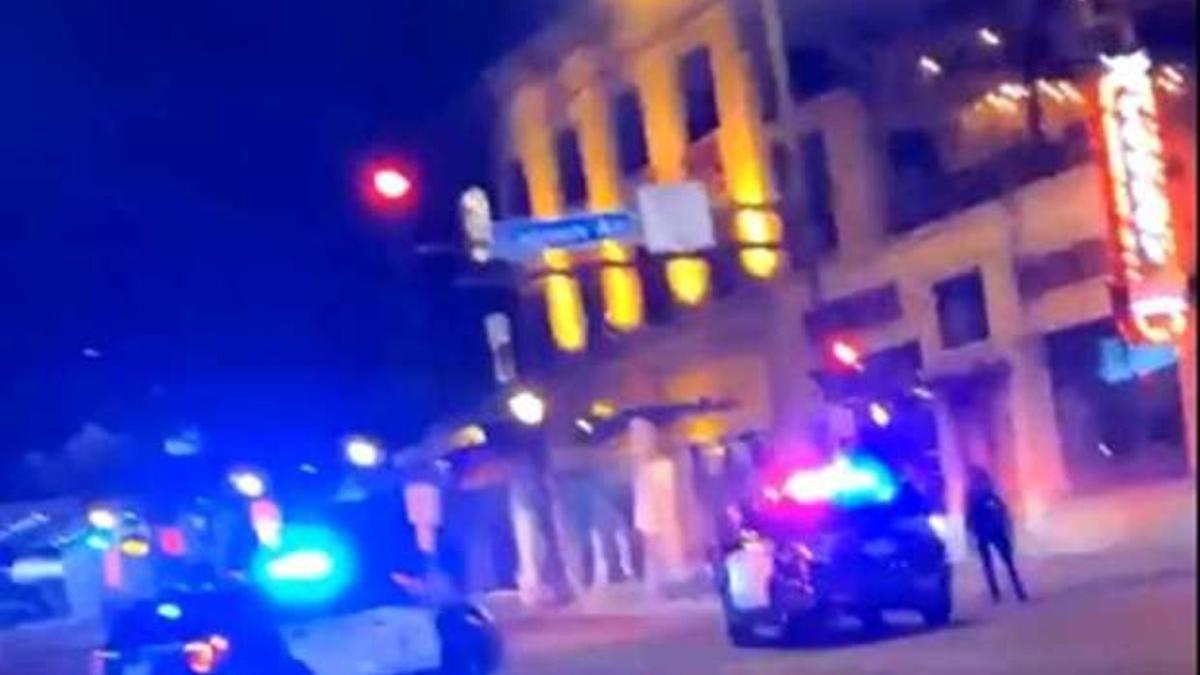 Imagen de un vídeo que muestra coches de policía en el lugar de los hechos, en Minneapolis.