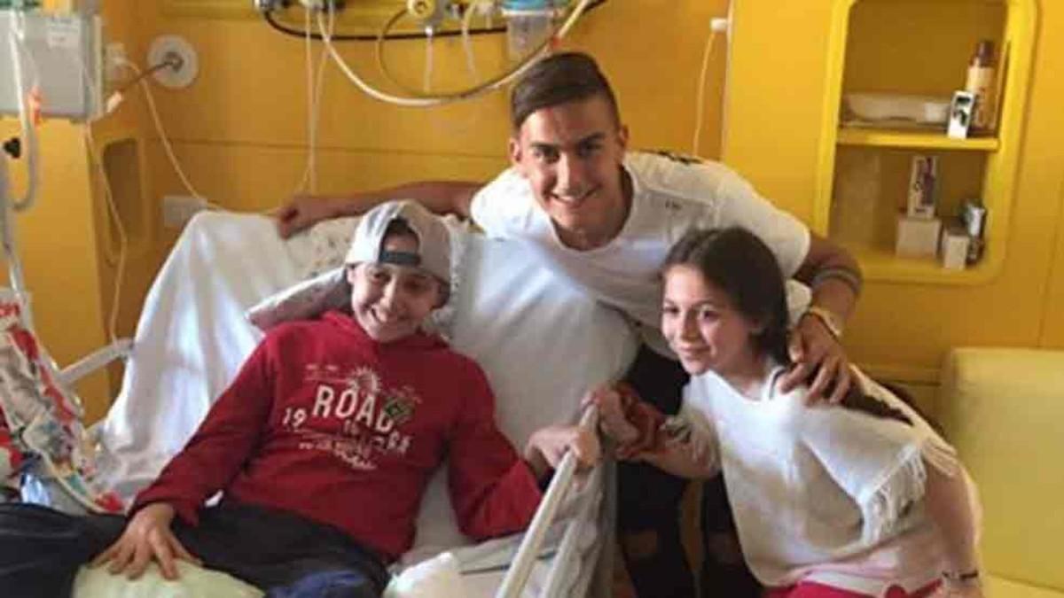 Dybala visitó a los niños en un hospital