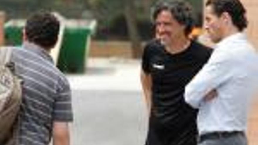 Raúl Garrido, al centre, durant la seva etapa com a entrenador de l&#039;Eldenc la temporada passada.