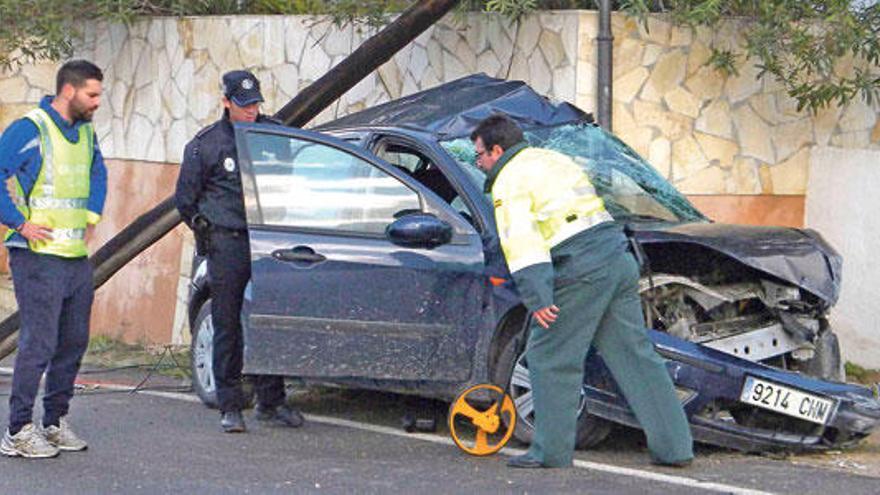 Guardia Civil y Policía Local junto al vehículo siniestrado en el que viajaban los dos jóvenes.