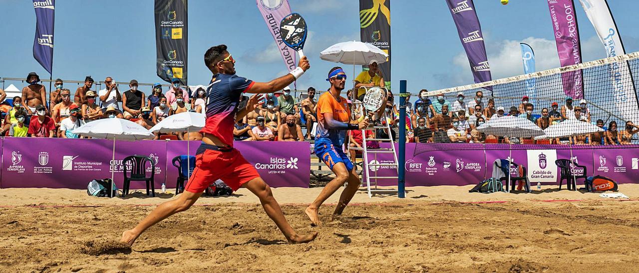 Antomi Ramos, en primer término, realiza un golpe ante la mirada de su compañero Cappelletti, durante la final masculina celebrada ayer en Las Canteras. | | LP/DLP