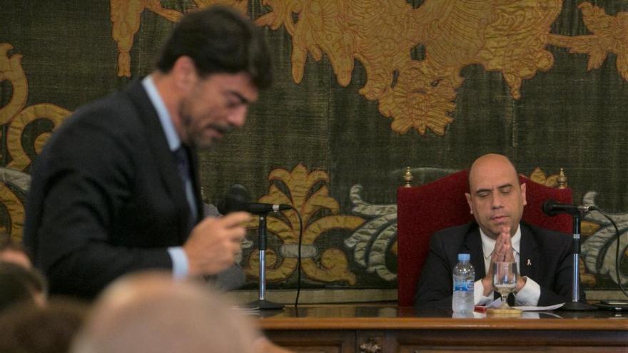 El popular Barcala, junto al socialista Echávarri, durante un reciente pleno en Alicante