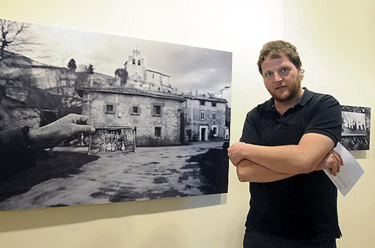 El fotògraf Sergi Bernal, davant d’una de les seves obres de l’exposició ’Desenterrando el silencio’, centrada en la història del mestre català Antoni Benaiges, al Museu de Lleó.