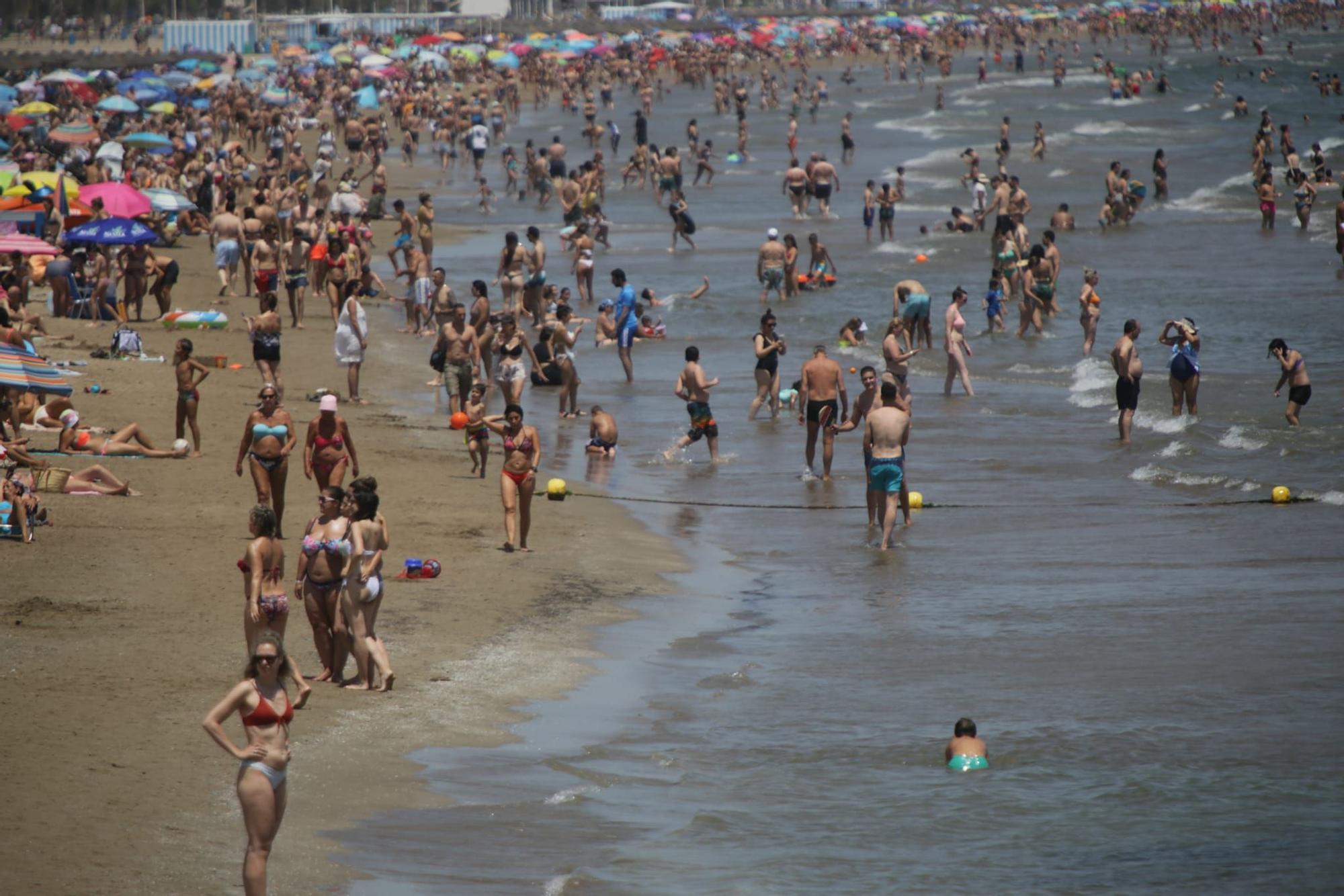 Una temperaturas de más de 40 grados llena las playas valencianas