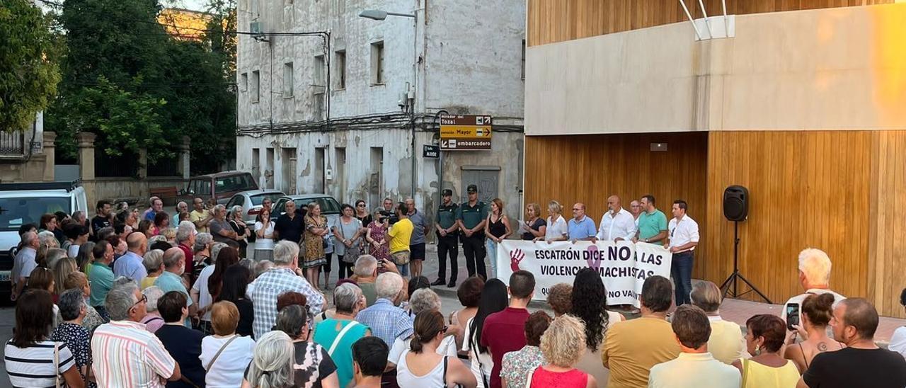 Concentración de repulsa en Escatrón por la mujer asesinada el pasado mes de septiembre.