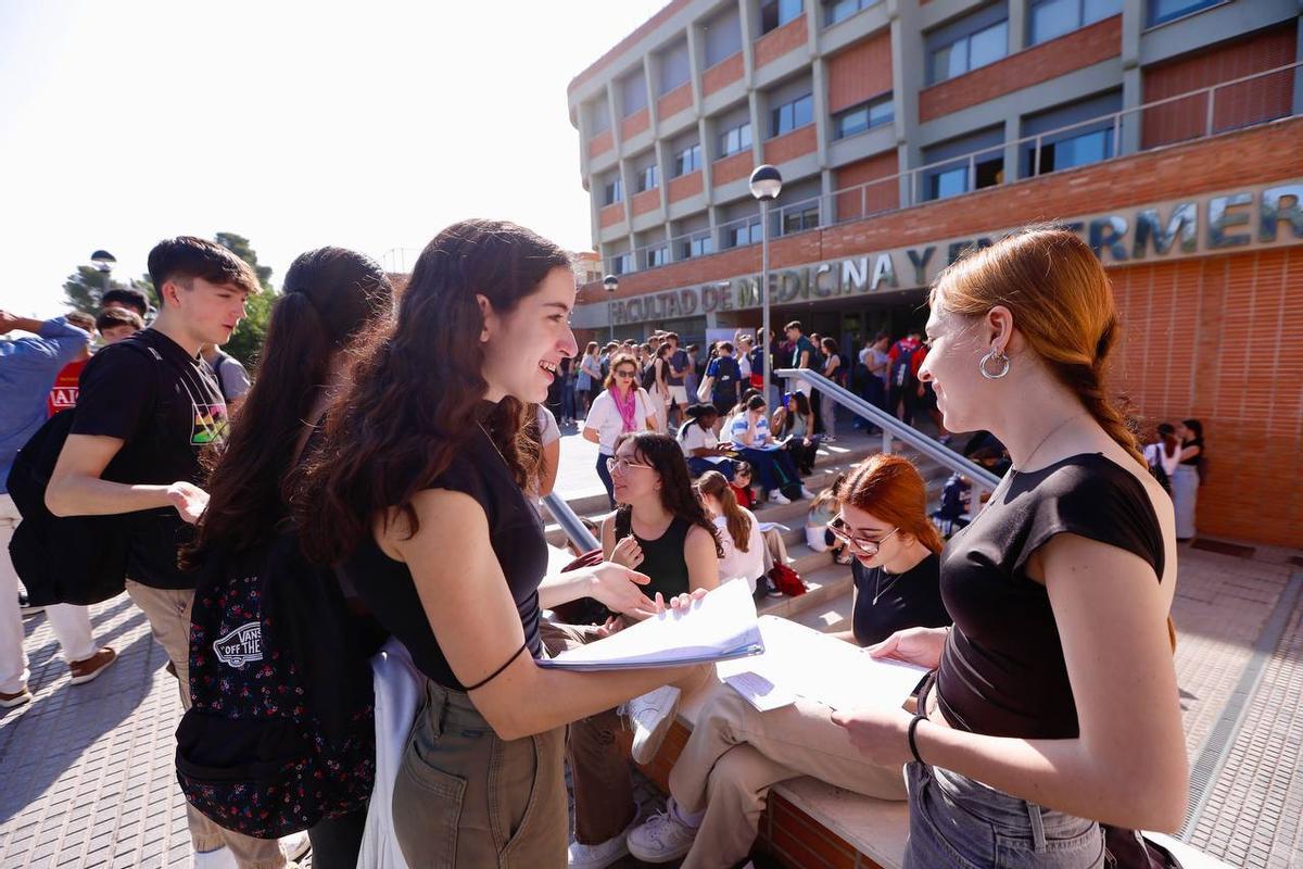Elena Giménez y Alicia Chamorro antes de entrar en su último examen.