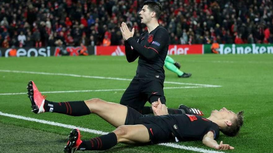 Morata y Llorente celebran el tercer gol del Atlético. // Reuters