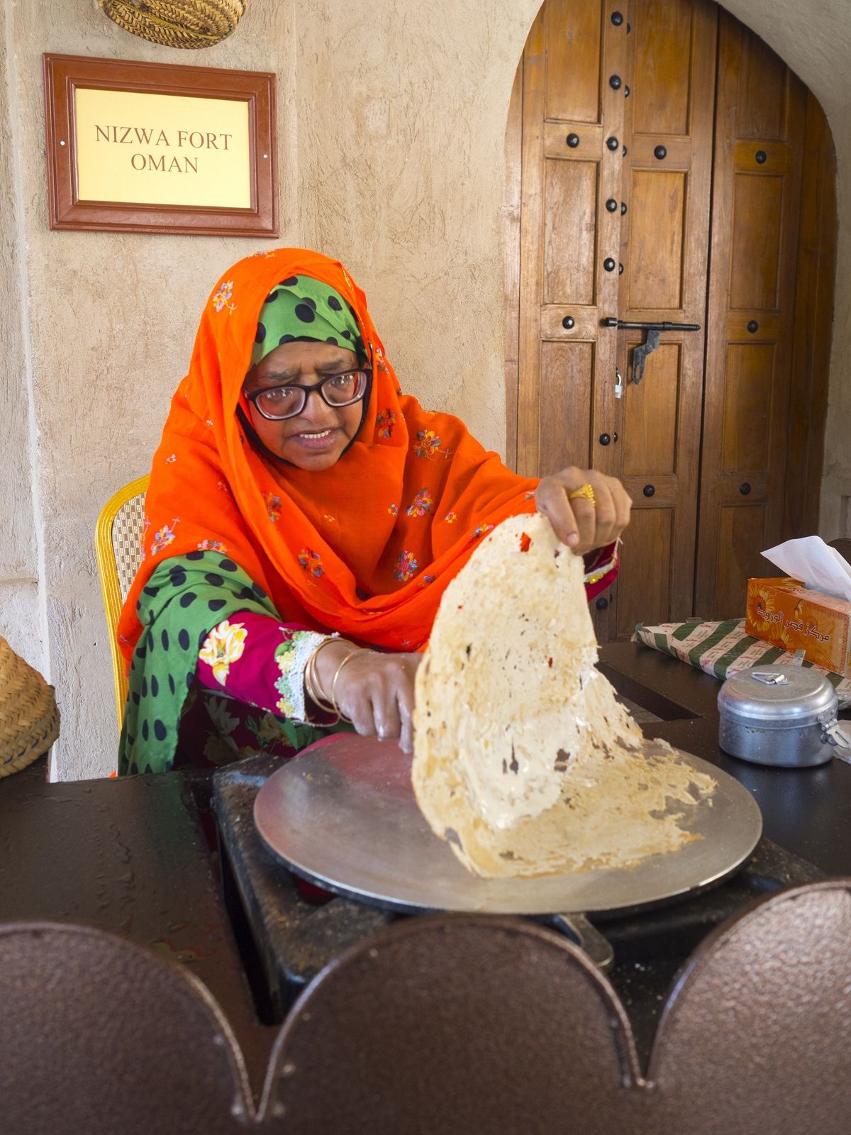 Haciendo crepes junto al fuerte de Nizwa.