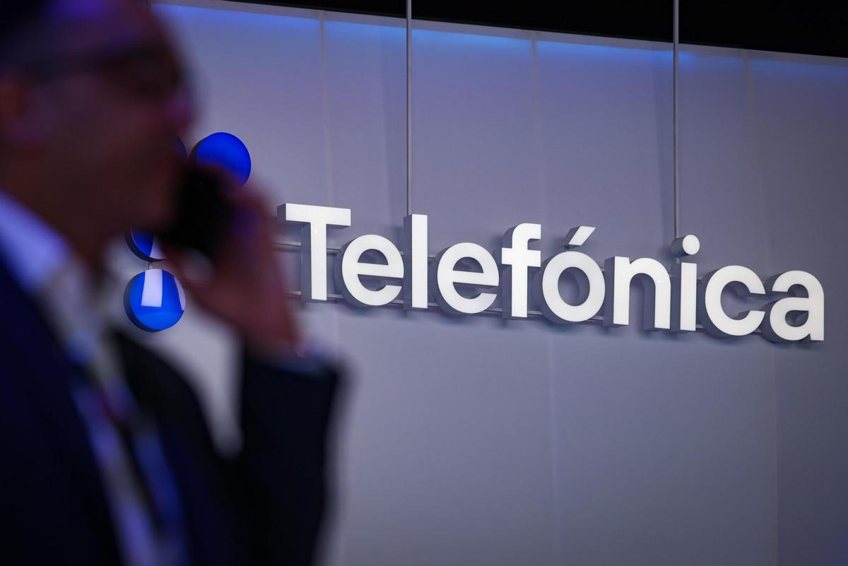 Un assistent al MWC davant del logo de Telefónica