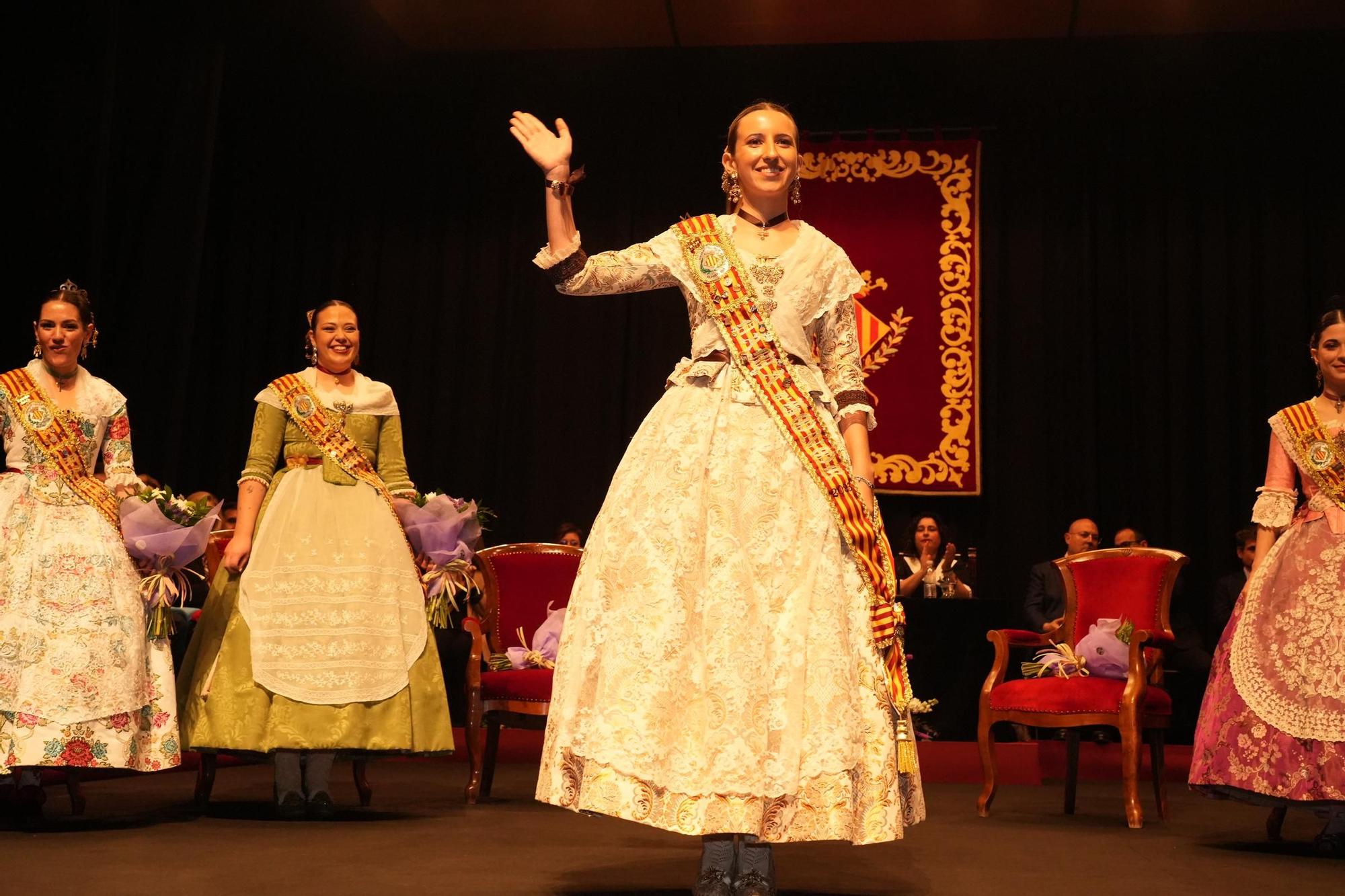 El homenaje a la reina de las fiestas de Vila-real del 2023, Gracia Gumbau, y su corte de honor, en imágenes