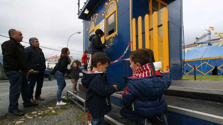 Varias personas adquieren entradas para el circo Vienna, ayer, en A Estrada. // Bernabé/Adrián Rei