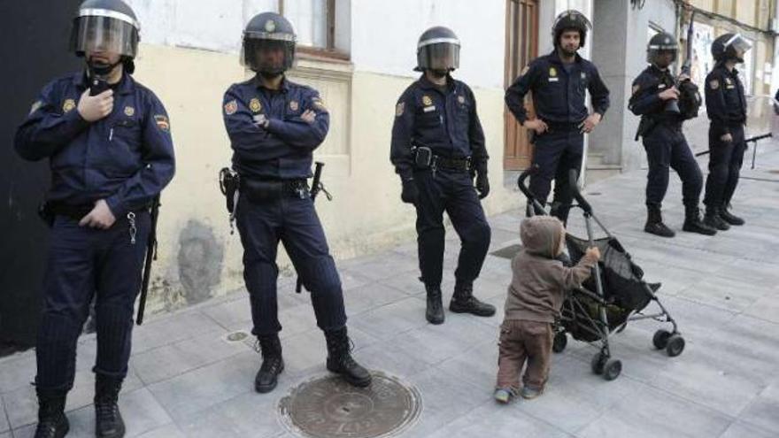 &#039;¿He sido yo?&#039;, una imagen del desalojo de la Casa das Atochas. / Juan Varela