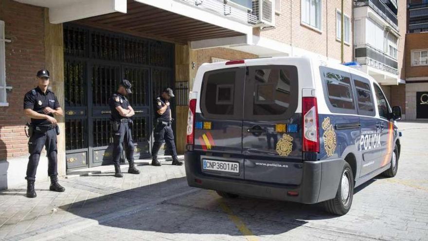 La Policía Nacional custodia el acceso al inmueble donde tuvo lugar la reconstrucción.