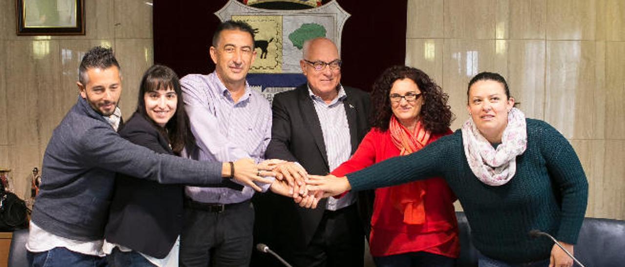 Los nuevos miembros del Gobierno de La Oliva junto al alcalde Pedro Amador, ayer, tras la firma del acuerdo