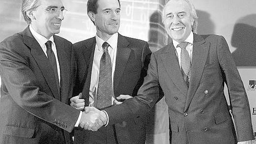 Manuel Menéndez, en el centro, entre Juan Asúa, directivo del BBVA, y Antonio Escámez, del Grupo Santander.