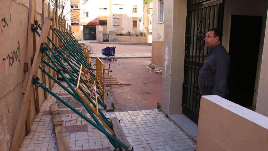 Francisco García Vigo, ayer, junto al lateral apuntalado de un campo de deportes, al lado de un bloque de calle Cigüela.