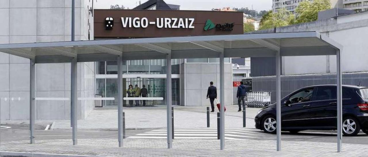 Marquesina para buses de emergencia, pero no de Vitrasa  |  Aunque a las puertas de la estación de trenes de Urzáiz hay una marquesina, este espacio no es para ningún bus urbano o interurbano, sino para los de emergencia de Renfe. Por ahora, Vitrasa no ha fijado ninguna parada en la terminal.