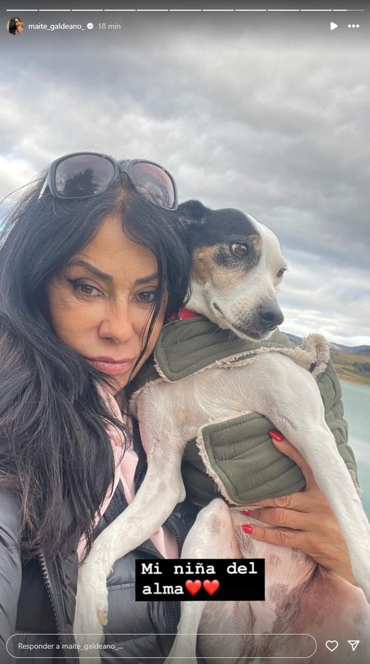 Foto de Maite Galdeano con su perra Tila