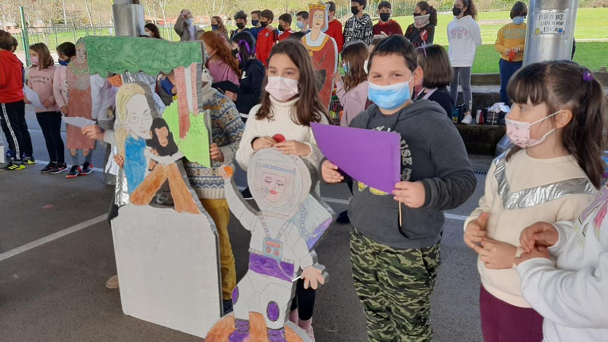 Un grupo de niños, con sus carteles.