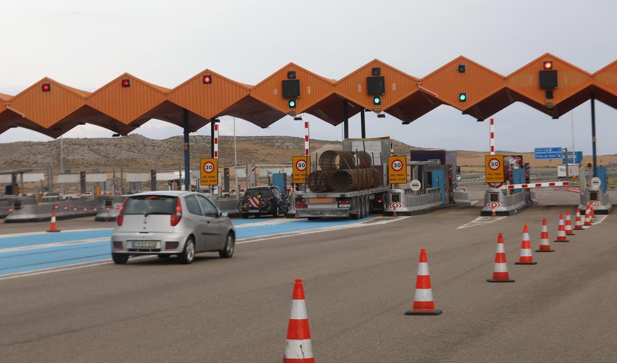 PEAJE GRATUITO PEAJE DE PINA DEL EBRO AREAS DE SERVICIOS CAMIONES AUTOPISTA AP2