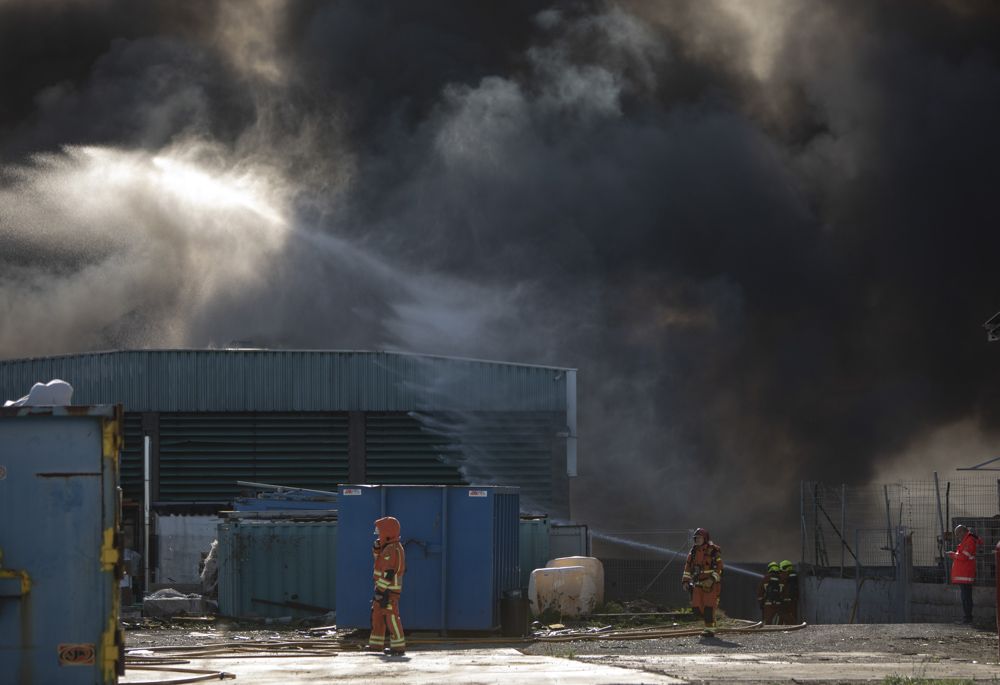 Así ha sido el tremendo incendio que ha arrasado una nave industrial en el Port de Sagunt