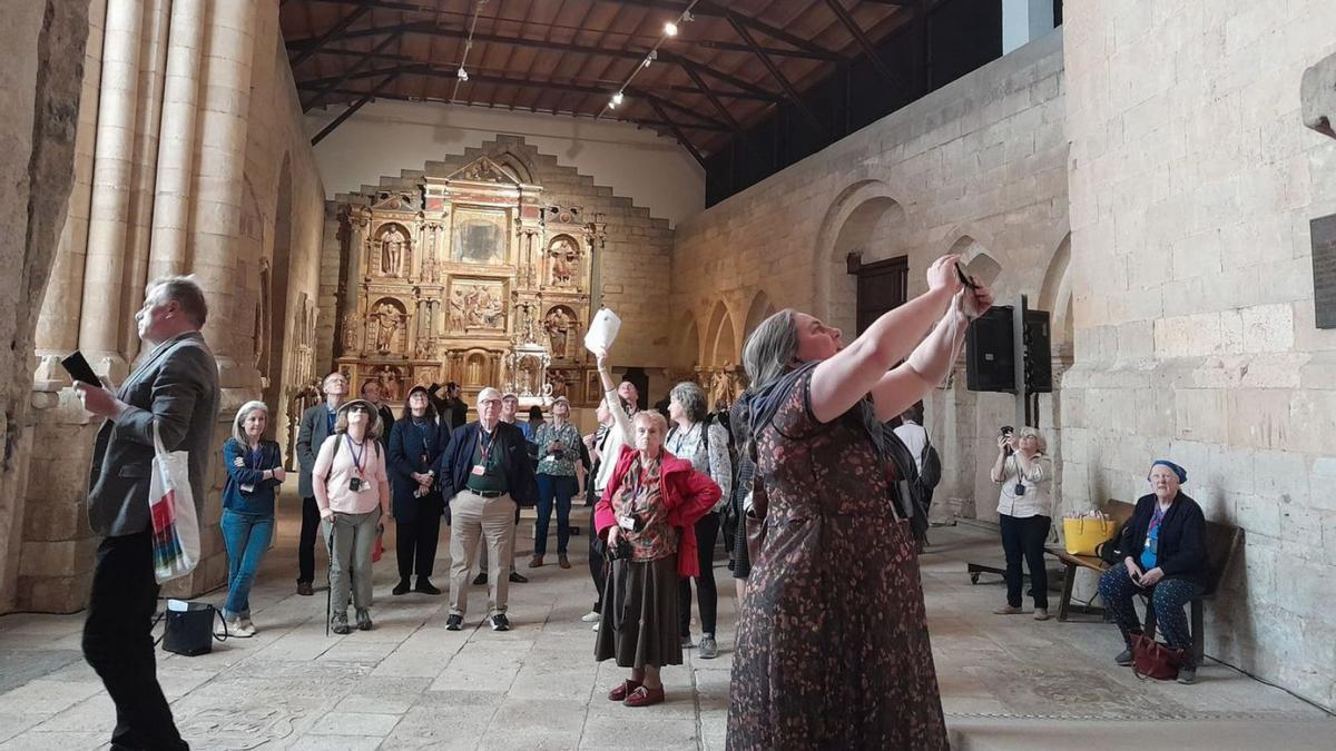 Un grupo de turistas, en una visita a la Colegiata de Toro. | CARMEN TORO (ARCHIVO)