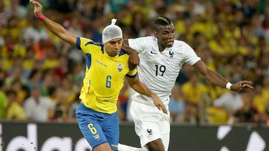 Noboa de Ecuador lucha con  el francés Pogba