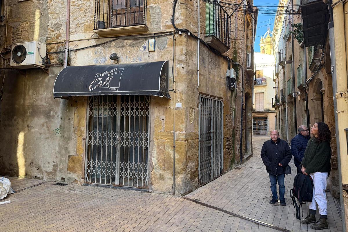 Veïns afectats davant de l'edifici de la Bisbal declarat en ruïnes