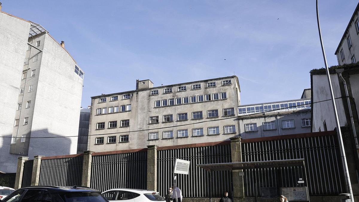 Parcela que ocupaba el colegio Peleteiro, en el Ensanche de Santiago.