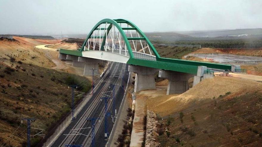 Una imagen de la plataforma ya construida y de un puente del tramo Antequera-Marchena sobre las vías del AVE Málaga-Sevilla.