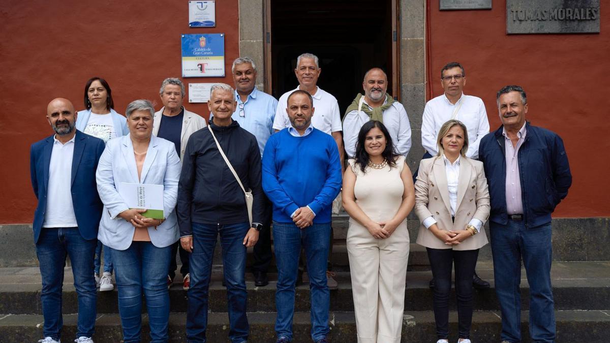 Foto de familia del comité ejecutivo de la Federación Canaria de Municipios celebrado ayer en Moya. | | LP/DLP